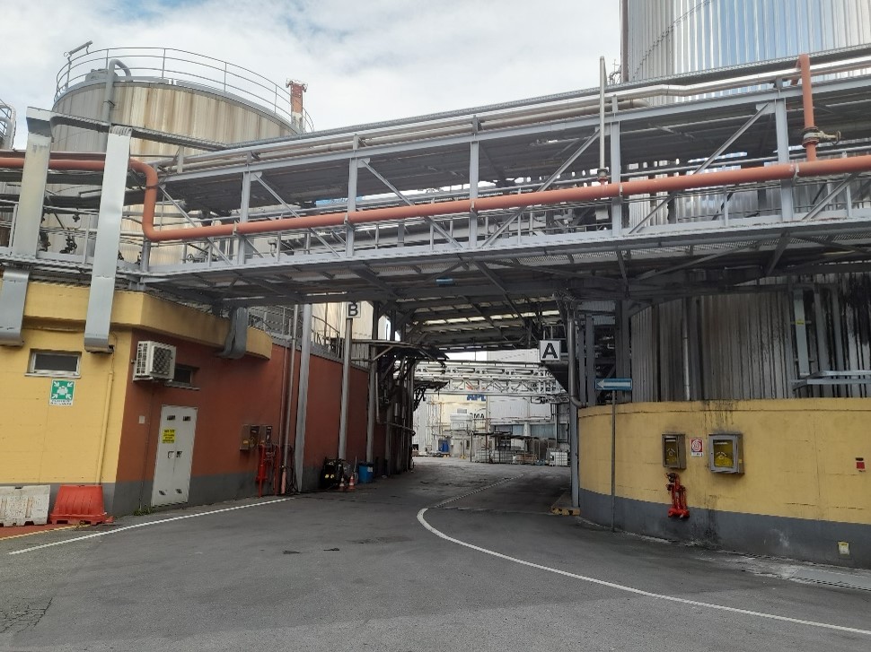 Deposito costiero con linee di tubazioni nel porto di Genova